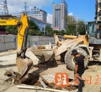 操大逼逼片高温下的坚守｜道路建设者用汗水铺就畅通路